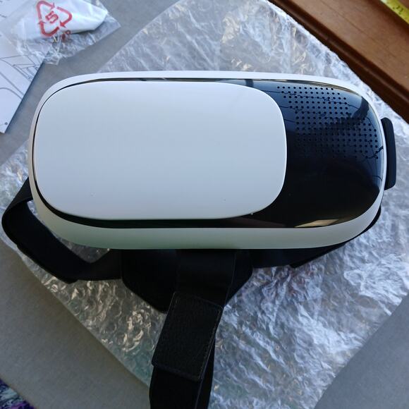 iLive Virtual Reality Glasses IVR37W for most smartphones 3.5"-6" screens - Picture 11 of 11